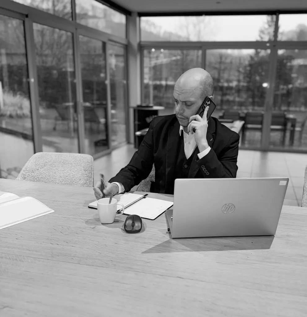 Sam Cornelissis aan het werk voor een klant van Cor’Sa Consultancy